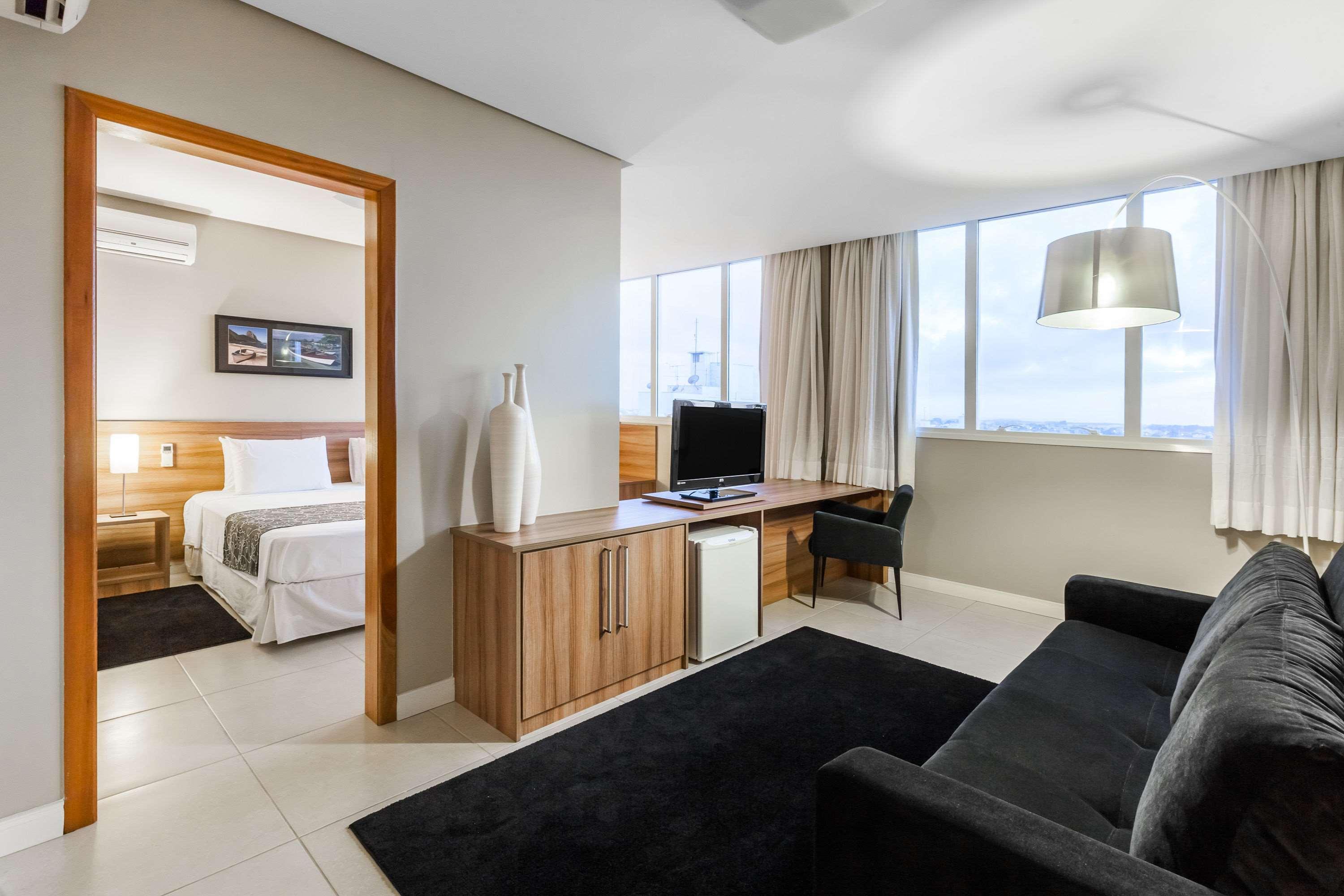 Days Inn By Wyndham Линьярис Экстерьер фото