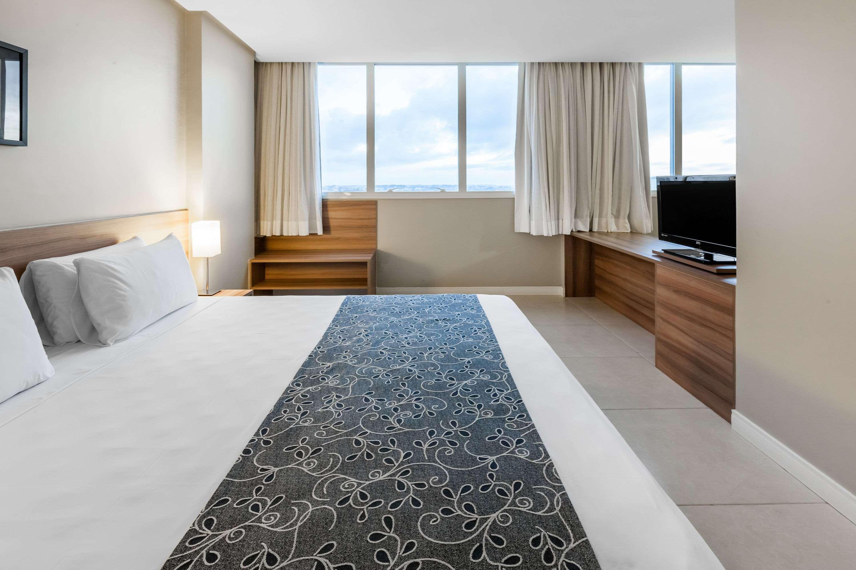 Days Inn By Wyndham Линьярис Экстерьер фото