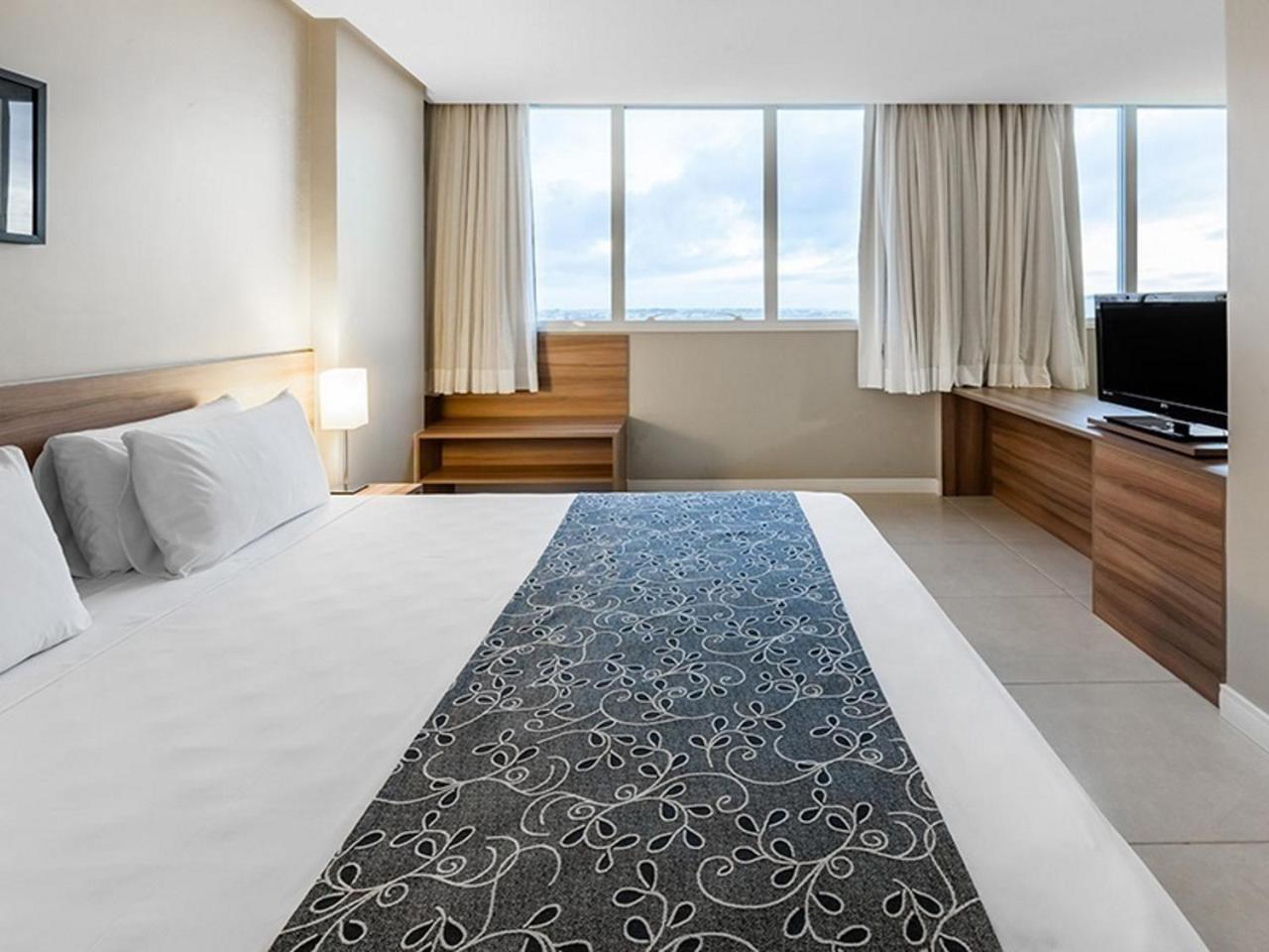 Days Inn By Wyndham Линьярис Экстерьер фото