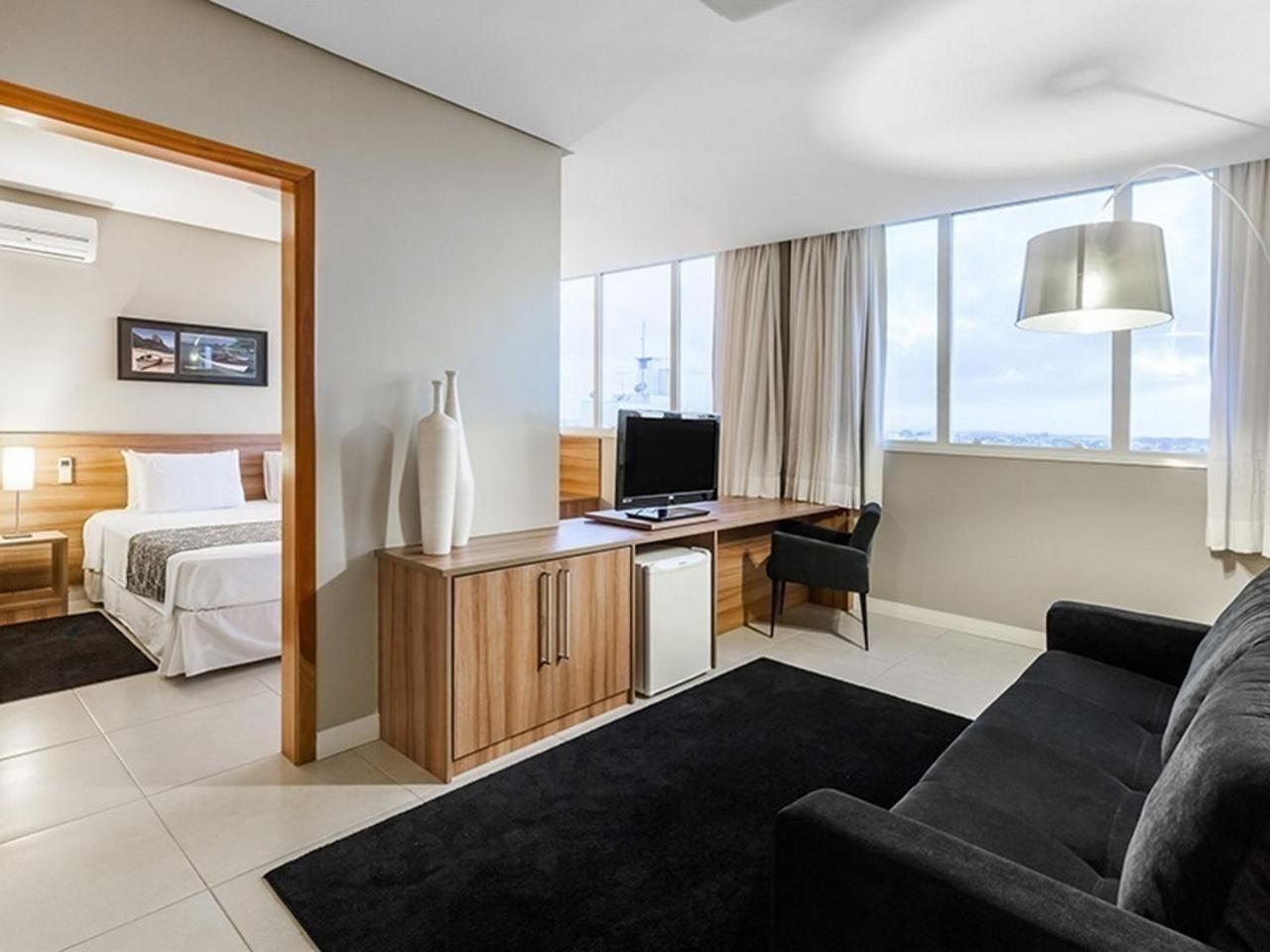 Days Inn By Wyndham Линьярис Экстерьер фото